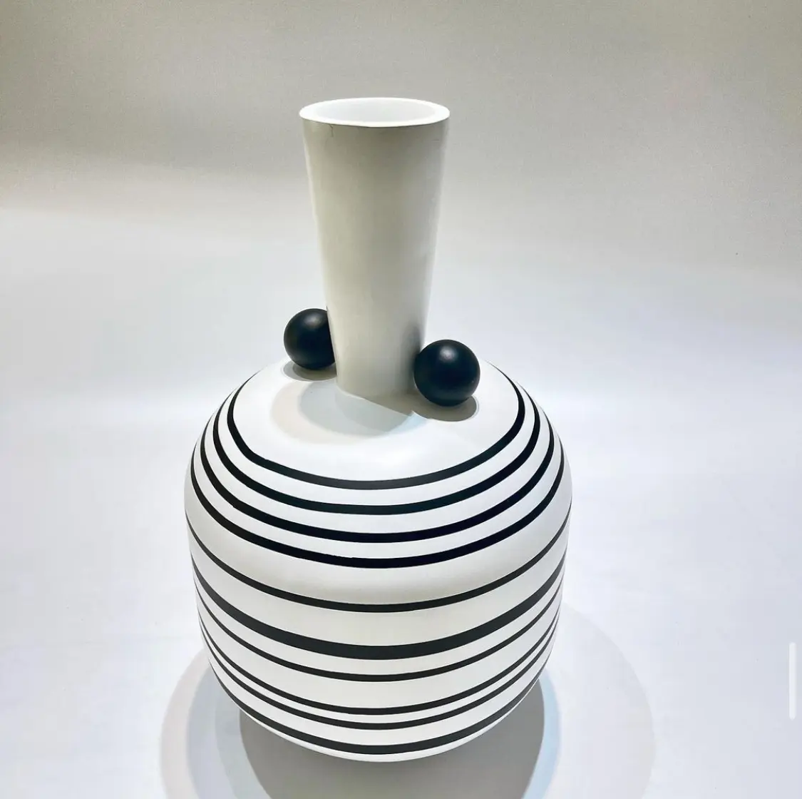 Black And White Vase — Handcrafted Export Product by NXTGENEXPORTS, Moradabad